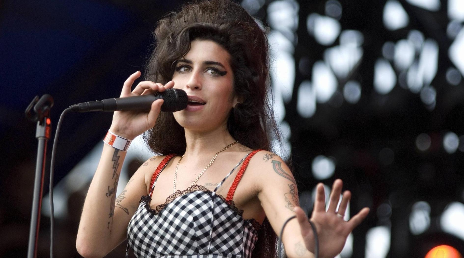 La dernière robe portée par Amy Winehouse à un concert vendue à 243.200 dollars